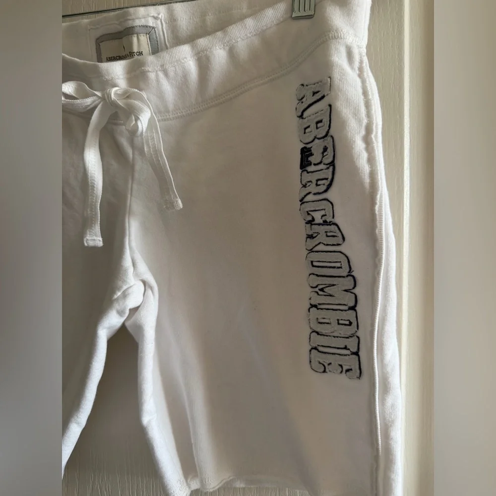 Abercrombie & Fitch White Shorts - Picture 2 of 6